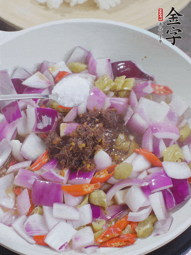 加1大勺金字火腿大師醬、2勺生抽、1勺糖，翻炒。