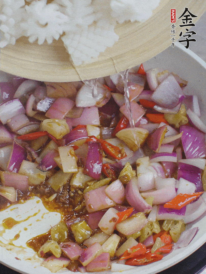 下魷魚花，2勺料酒炒勻。