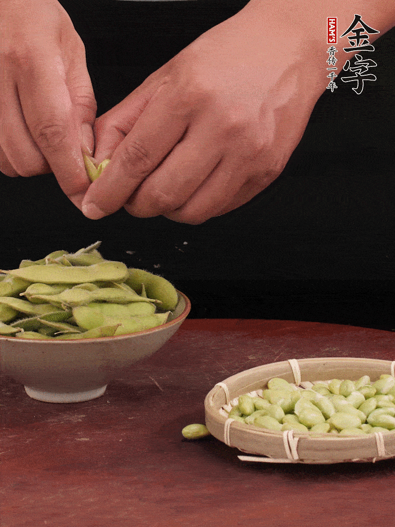 新鮮毛豆剝殼。