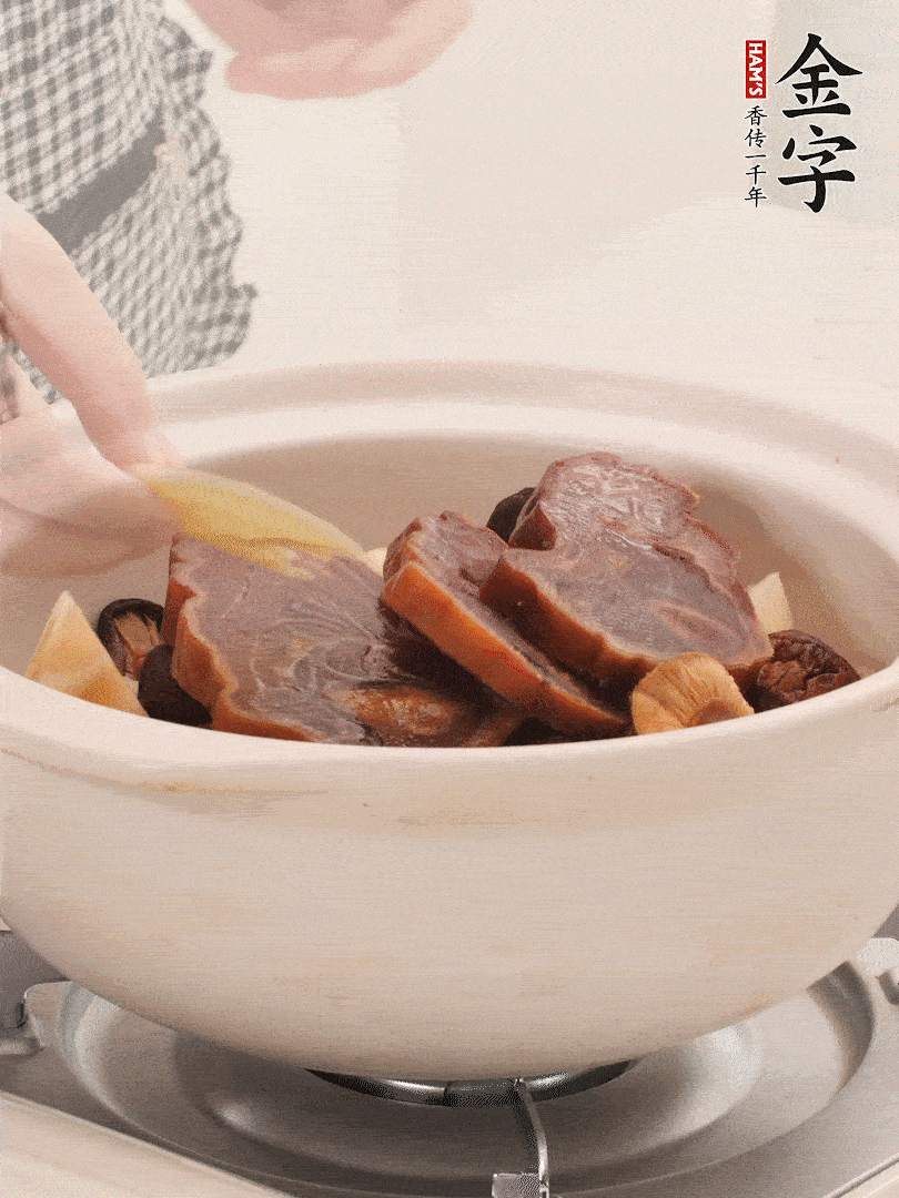 火腿、蓮藕、香菇放入砂鍋，加2片姜片，加水沒過1指。