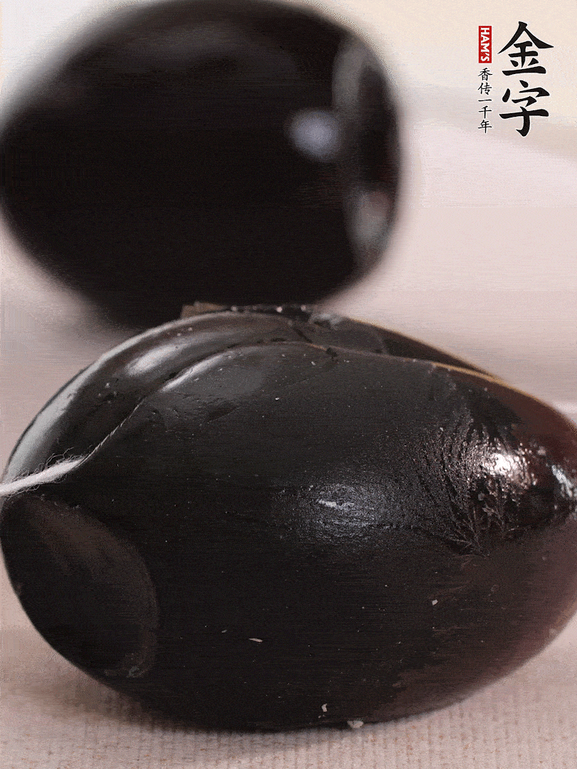 娃娃菜金針菇去跟洗凈，皮蛋改刀。