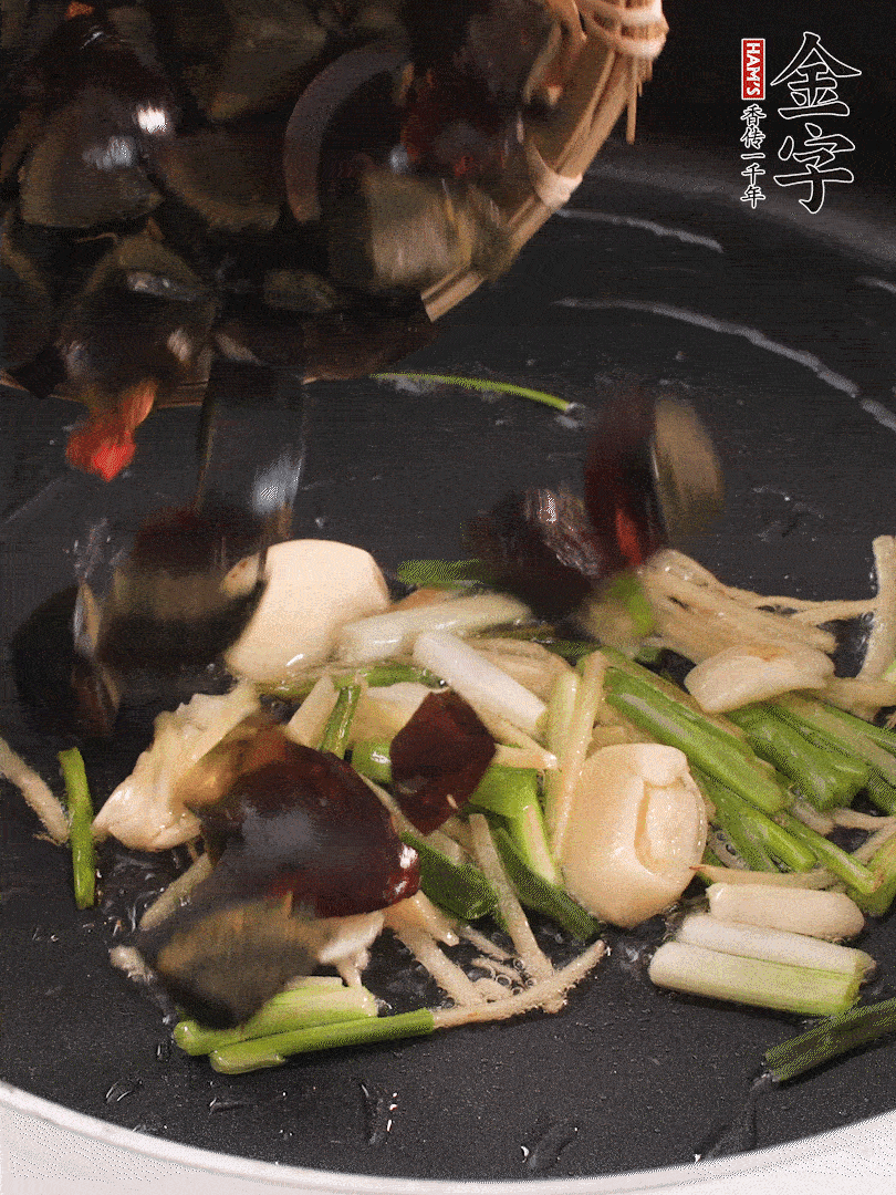 熱油爆香蔥姜，放入皮蛋翻炒至氣泡。