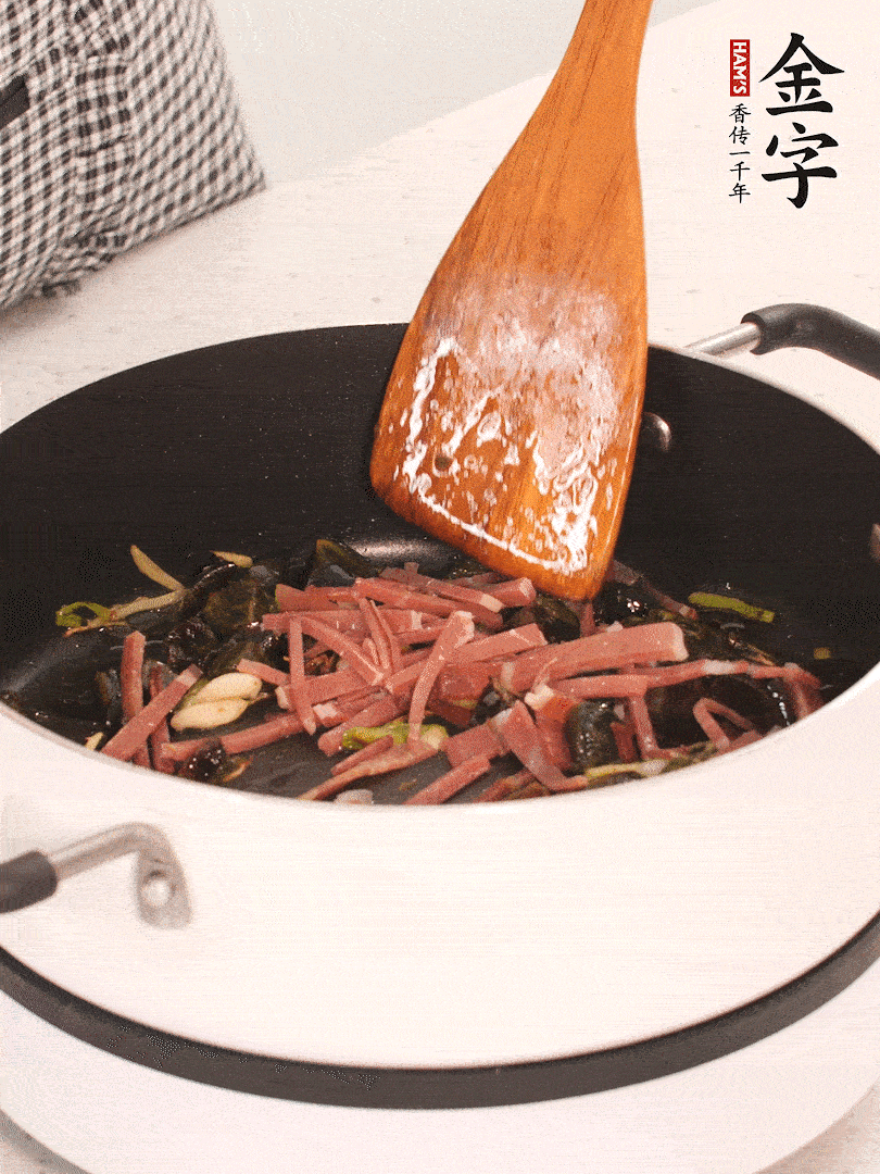 加入火腿煸炒一會(huì)，倒入開水燉煮15分鐘。
