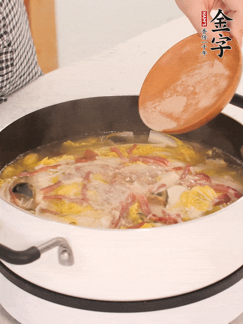 加適量的白胡椒調(diào)味。