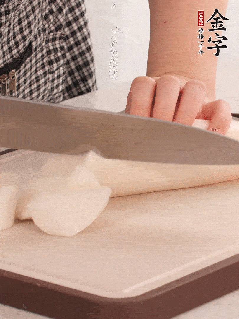 蘿卜切塊，火腿切片。