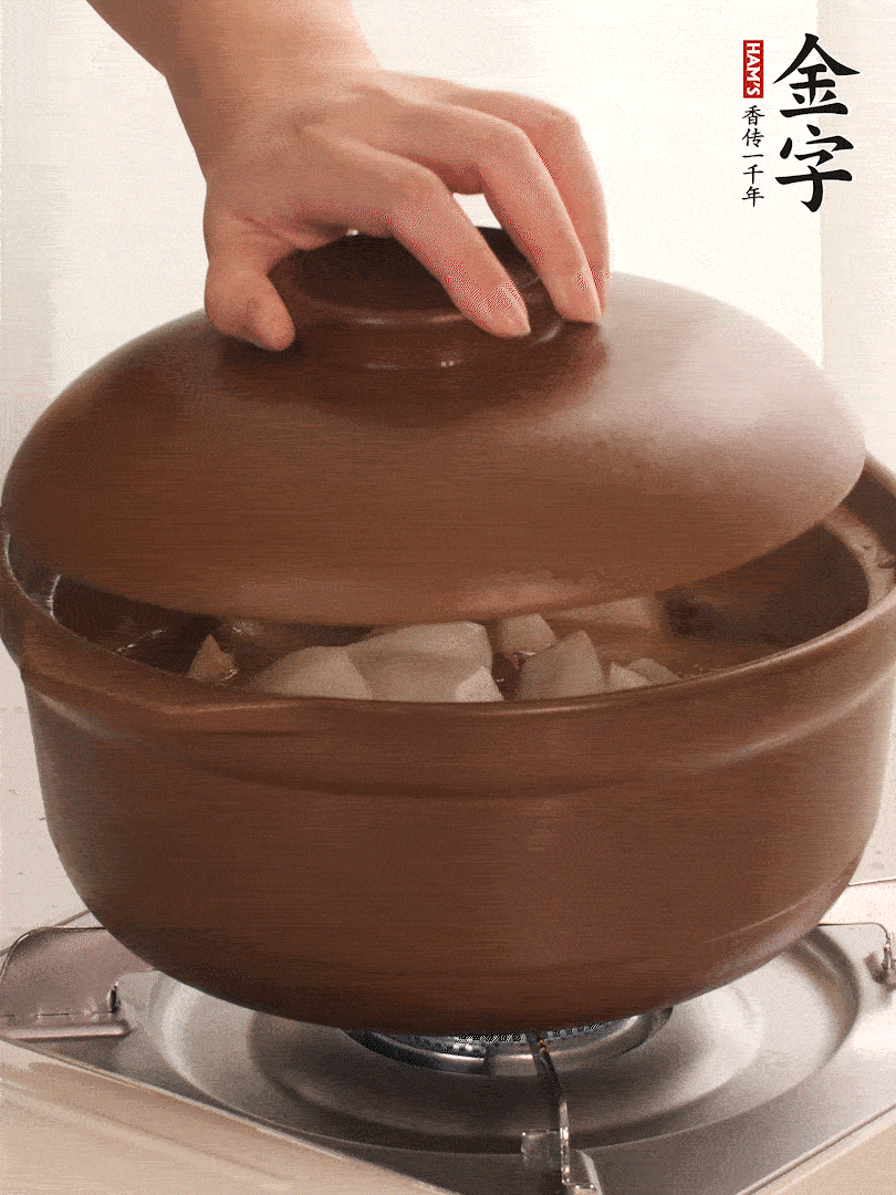 倒沒過食材的熱水，大火燒開。蓋上蓋子轉中小火，燉15-20分鐘。等蘿卜煮到喜歡的軟爛度就可以關火。