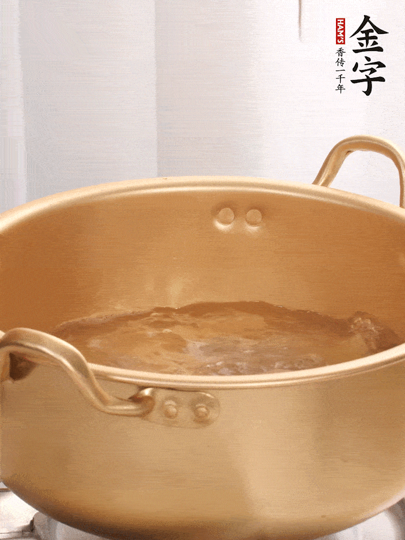 排骨加姜片、料酒，冷水下鍋焯水，撇去浮沫。