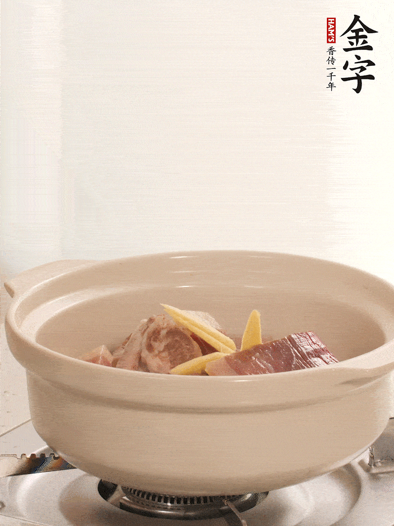 湯鍋放入排骨、火腿、姜，加適量水。煮開后轉(zhuǎn)小火燉40分鐘。