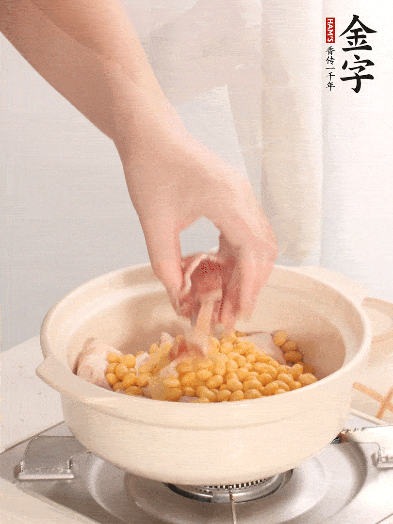 湯鍋放入豬蹄、姜片，加入黃豆、火腿，倒入足量的清水、適量料酒。