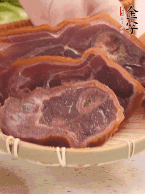 金字火腿蹄片溫水泡10分鐘。