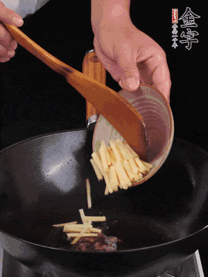 留少許余油，下姜絲、毛豆、火腿翻炒。