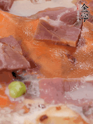 放適量料酒、清水煮到沸騰，再下蟹塊燜煮8分鐘。