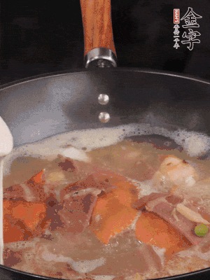 最后用面糊勾芡，燒至收汁，出鍋前撒點蔥段。