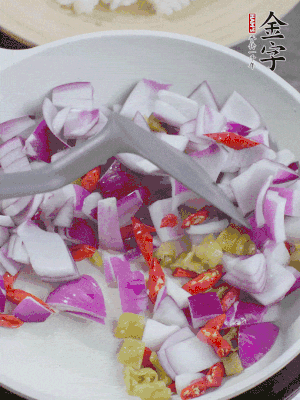 冷鍋熱油，下洋蔥、小米辣、泡椒，炒出香味。