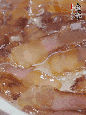 油5成熱，醬油肉煸香。