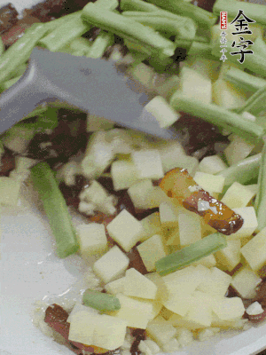 下蒜末、豆角、土豆塊翻炒。