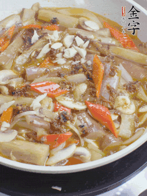 撒蒜末、香菜末。