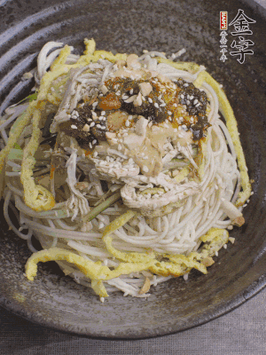 撒上花生碎、白芝麻、蔥花。