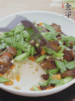 倒蒜葉翻炒均勻。