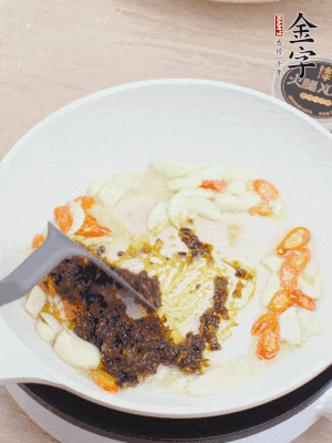 豬油下鍋，爆香蒜片、金字火腿XO醬。