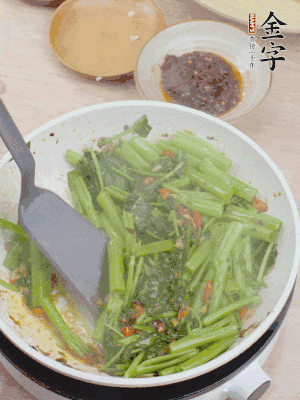 下空心菜炒軟。