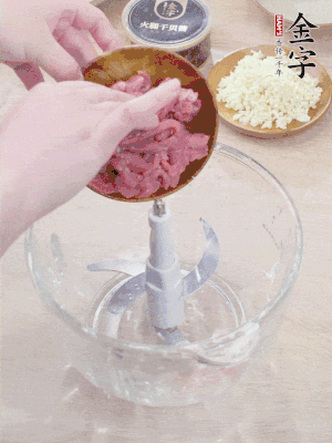 江南野筍干浸泡至軟；豬五花肉切薄片；腐皮改刀切成長(zhǎng)方形。