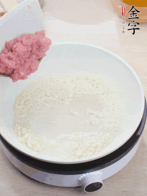 鍋內(nèi)熱油，蒜泥、牛肉泥炒至酥香。