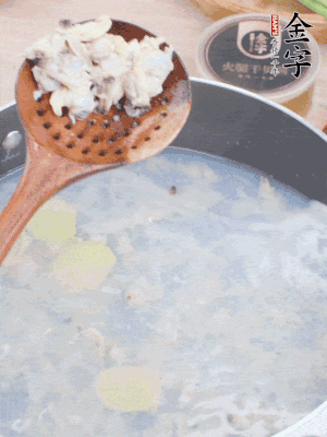 沸水下花蛤肉、姜片、料酒焯水。