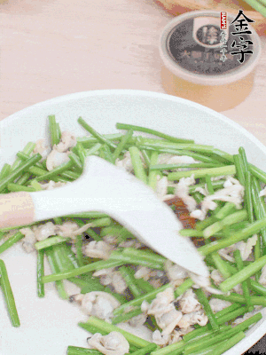 再下花蛤肉、1勺金字火腿干貝醬翻炒攪勻。