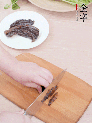 金字醬油肉下鍋煮10分鐘，切薄片。