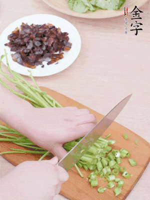 空心菜摘掉葉子，菜梗切成丁。