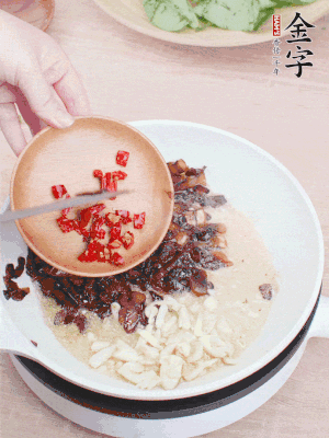 爆香蒜末、小米辣。