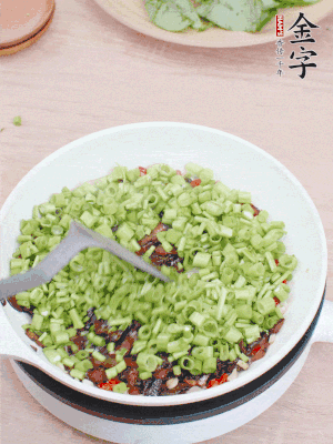 下菜梗翻炒，混合醬油肉。