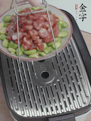 蠶豆鋪底，香腸鋪上，上鍋蒸15分鐘。