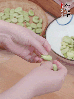 蠶豆剝殼，去掉豆衣，切碎。