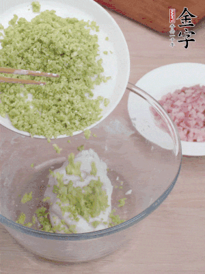 糯米粉邊揉邊加水，成團后揉進蠶豆、咸肉。