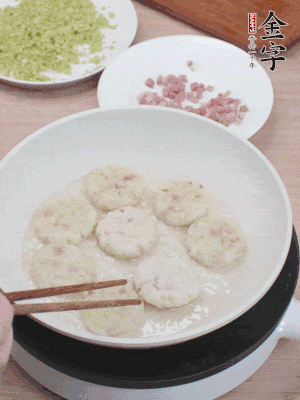 鍋中涼油，慢煎至兩面有脆殼。（油可以多一點）