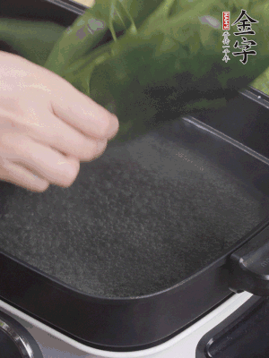 粽葉入沸水煮1分鐘，翻面再煮1分鐘，清洗干凈加水浸泡。