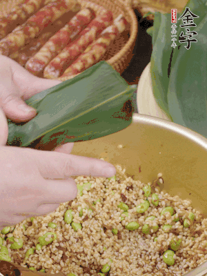 粽葉往下折，完全蓋住，兩側(cè)捏緊。