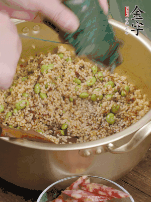 再附一張粽子，一齊向后折疊，線繩捆綁。