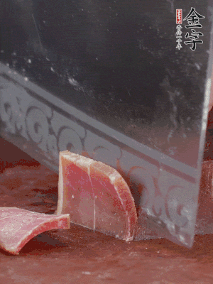 取金字火腿塊150g，切成薄片。生姜切片。