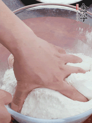 新鮮豬肚以面粉擦洗抓勻。