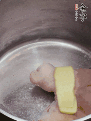 撈出洗凈后，加蔥姜、黃酒二遍焯水。