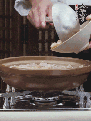 燜煮30分鐘，下花生、紅棗煮5分鐘。（花生提前預煮15分鐘）