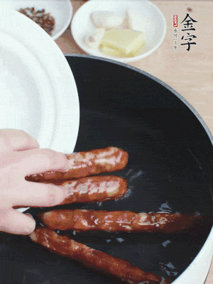 金字香腸水煮15分鐘，撈出切薄片。