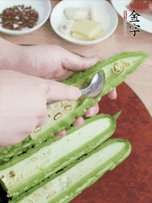 苦瓜去籽切薄片，一點鹽拌勻，10分鐘后沖洗控干。香蔥切蔥花、姜切末、蒜拍碎、干辣椒切圈。