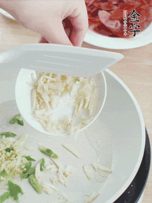 油4成熱，下蔥姜蒜、干辣椒、花椒煸出香味。