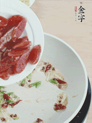 放香腸、苦瓜快速翻炒。