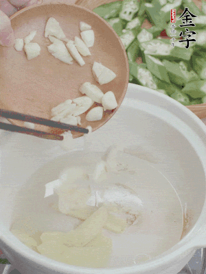 砂煲熱油，姜蒜、辣椒煸香。