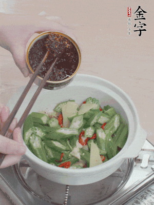 加1勺金字火腿干貝醬、1/2勺生抽攪拌均勻。